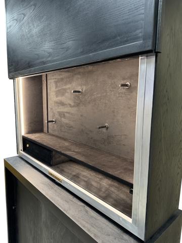 Gun safe 2 barrels flush mounted on the wall