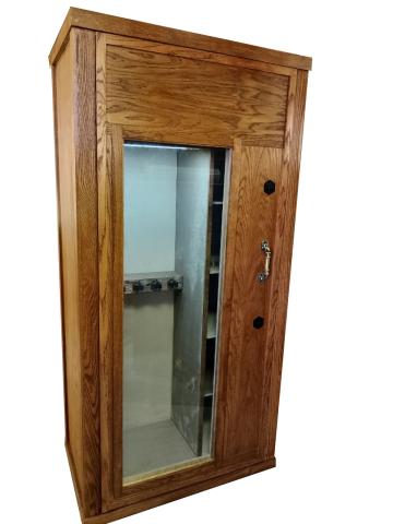 Gun safe with armored glass in "Ganador"