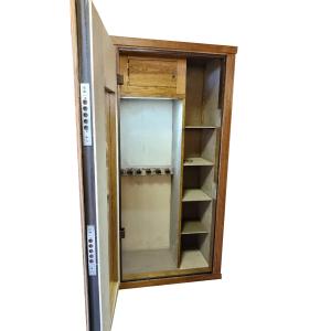 Gun safe with armored glass in "Ganador"